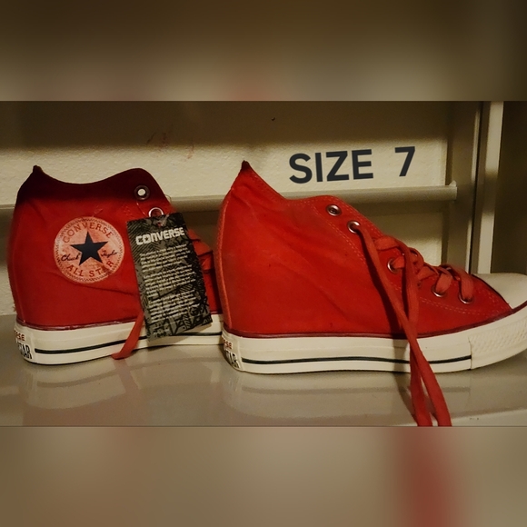 Converse red canvas Hi tops sneakers size 7 NWT - Picture 2 of 3